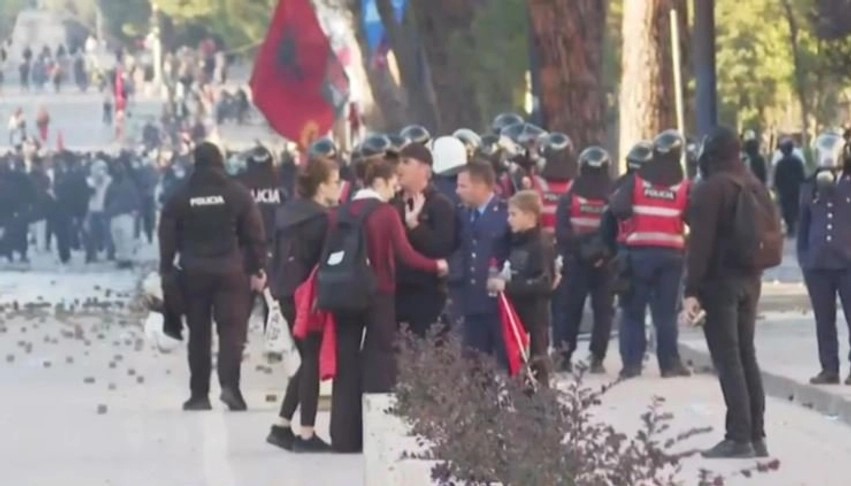 Djali i vogël i bashkohet protestës, ndihet keq për shkak të gazit lotsjellës. Policia e largon nga Kryeministria