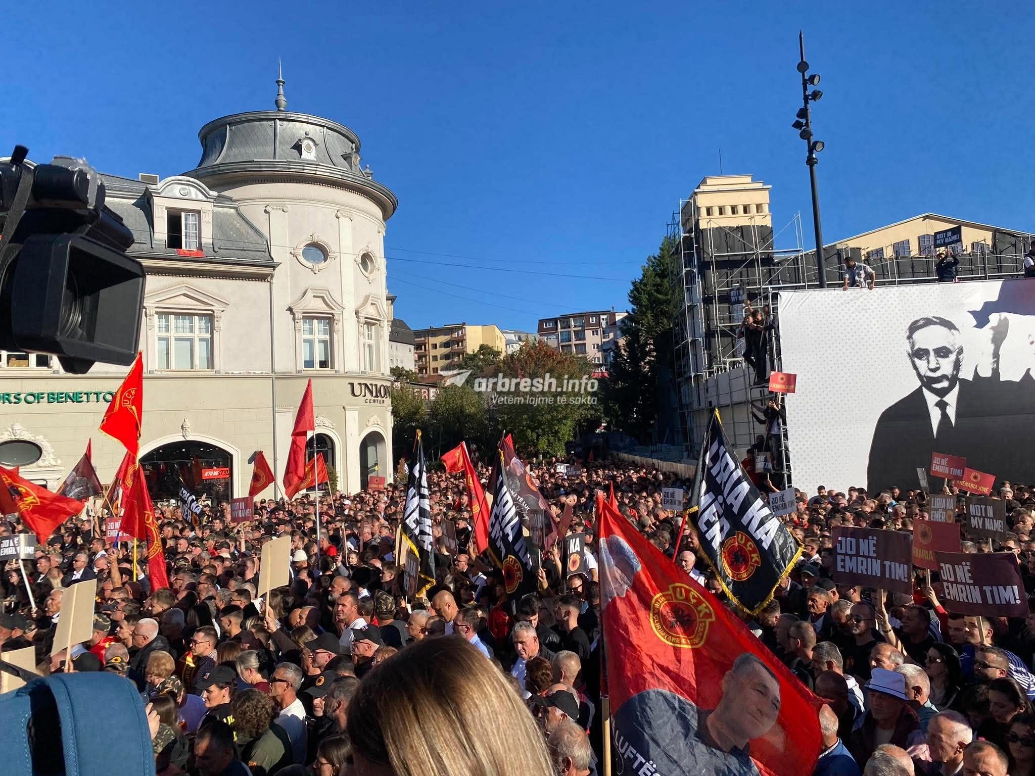 Tubimi masiv në Prishtinë: Nis protesta “Jo në emrin tim” kundër vendimeve të Gjykatës Speciale