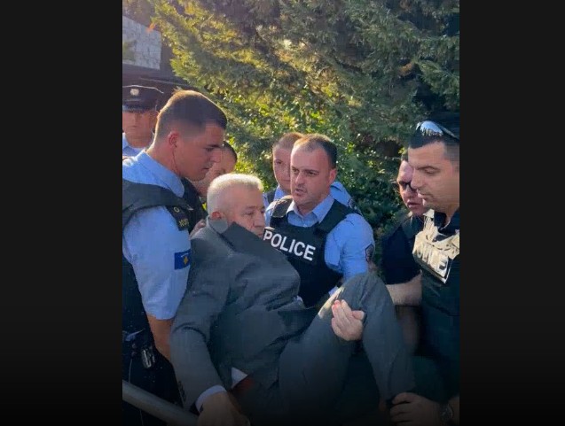 Incidenti para Kuvendit: Protestuesit detyrojnë deputetin e VV-së të kthehet brenda