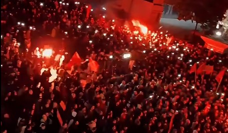Vazhdon rezistenca: “Liria ka Emër” shfaq pamje nga nata e 15-të e protestave kundër vendimit të Speciales