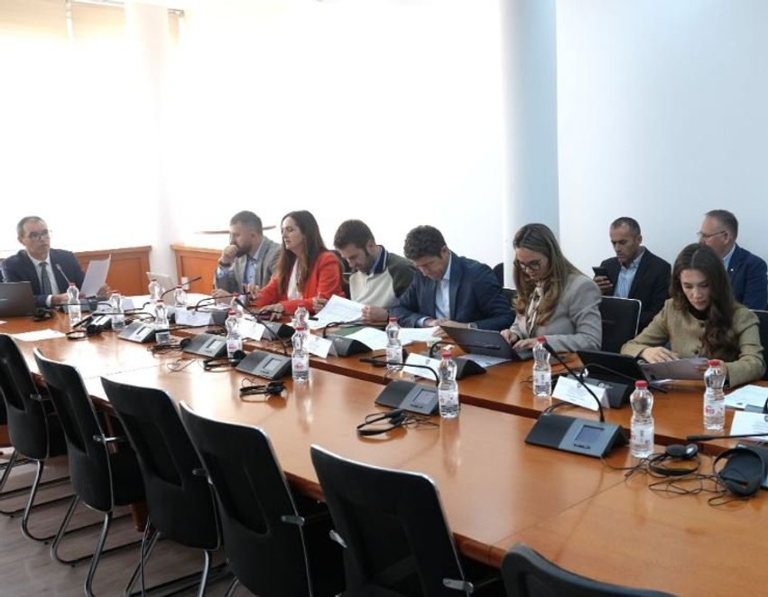 Kriza financiare në RTK, Komisioni për Buxhet miraton raportin dhe ndan mbi 4.4 milionë euro për transmetuesin publik