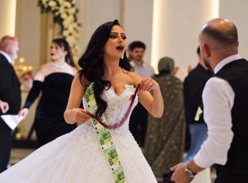 Në ritmet e humorit dhe dashurisë, kurorëzohet në martesë aktori i njohur i “Bashkallajk”