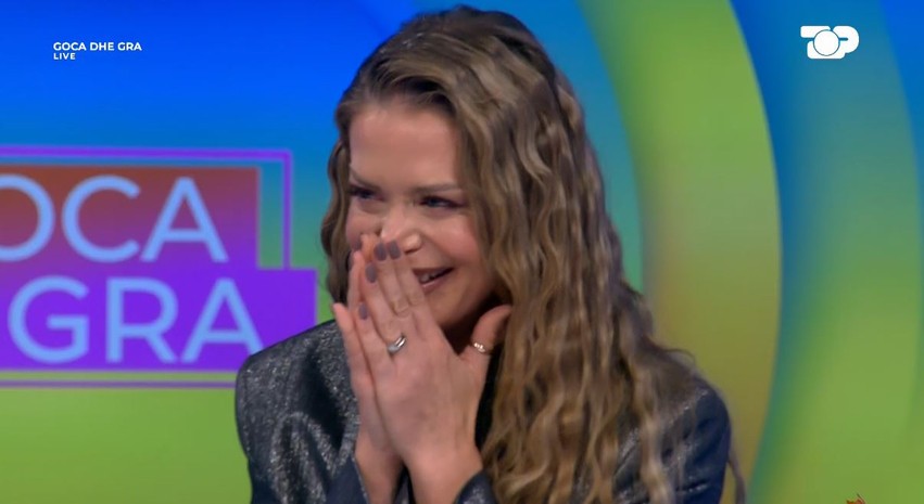 Emocione dhe lot gëzimi në studio, prezantuesja e njohur surprizohet papritur nga e bija