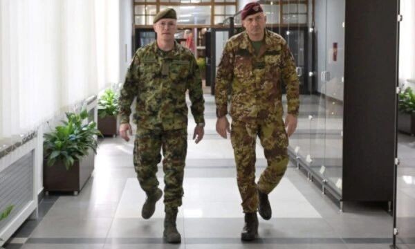 Gjeneralmajor Vergori zhvillon një takim me kreun e ushtrisë serbe për partneritetin ushtarak
