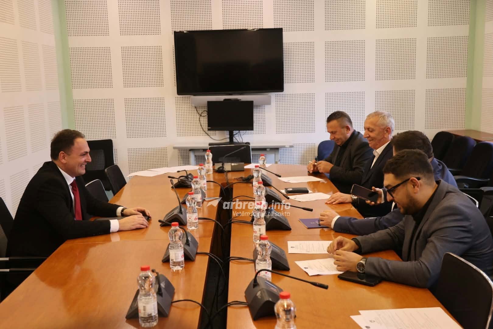 Prapa dyerve të mbyllura: Kreu i AKI-së raporton para Komisionit Parlamentar