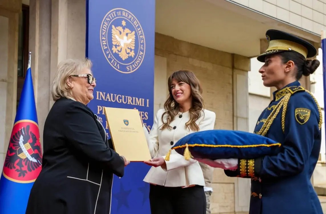 Haxhiu i dorëzon detyrën presidentes së re Shiroka Pula: Kosova ka nevojë për maturi politike në këtë fazë
