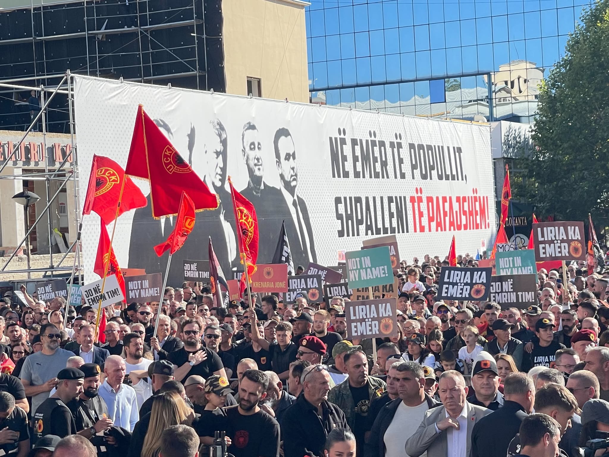 Agjencia prestigjioze Associated Press: Protesta masive në Kosovë kundër vendimit të Gjykatës Speciale