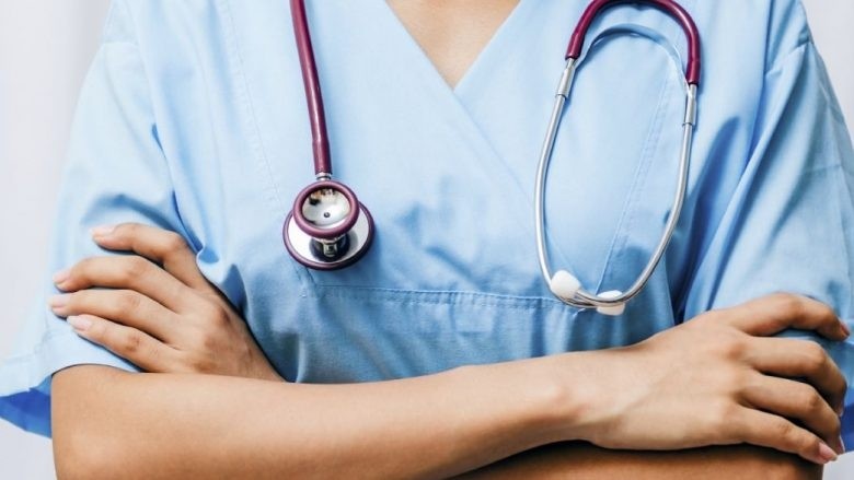 Incident i rëndë në Prishtinë: Infermierja sulmohet fizikisht gjatë ofrimit të ndihmës mjekësore