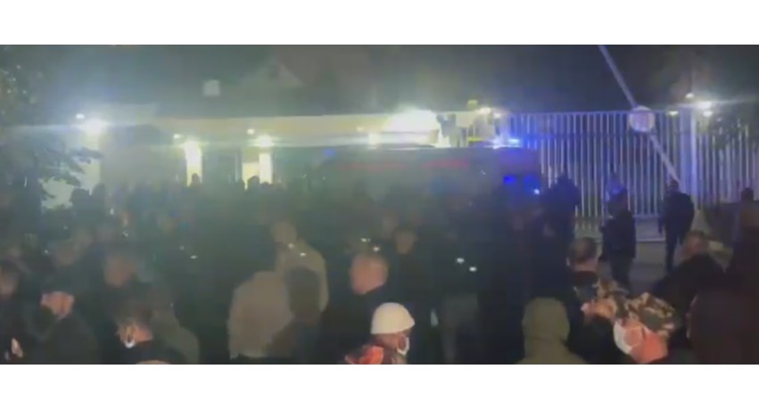 Tensione dhe ndërhyrje mjekësore pranë Kuvendit pas përdorimit të gazit lotsjellës nga Policia