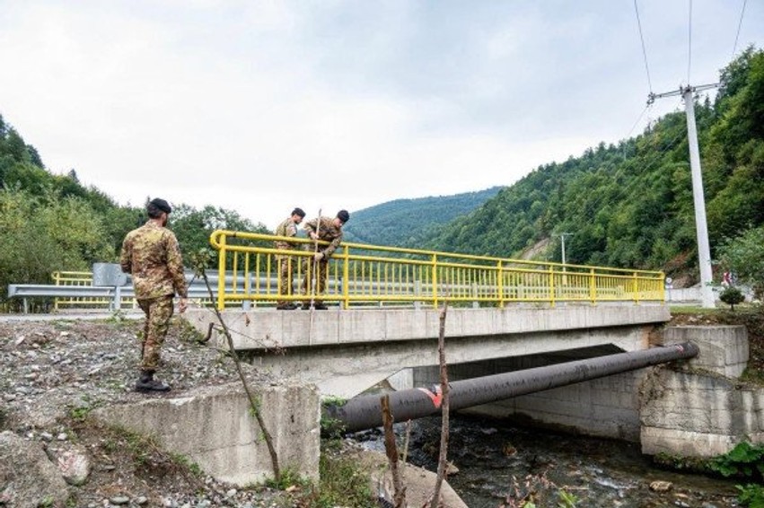 Misioni i KFOR-it ndërmerr inspektime të infrastrukturës rrugore dhe urave në Deçan