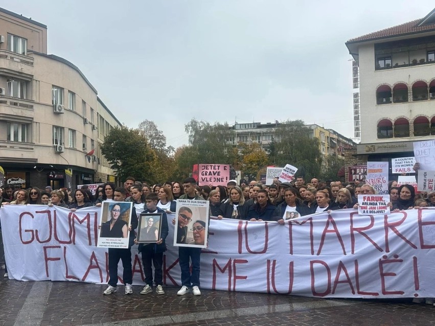 Tubim proteste në Pejë: Familjarët dhe qytetarët kërkojnë drejtësi për tragjedinë e Arlinda Zekajt