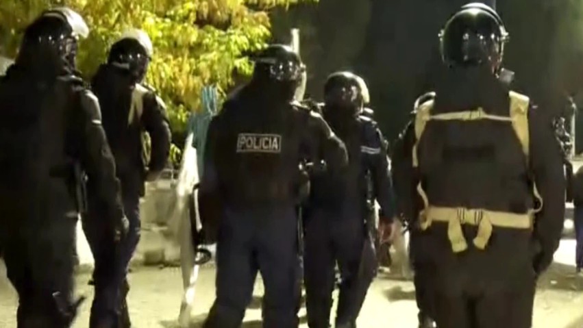 Përplasje dhe shoqërime në protestën para Ministrisë së Brendshme