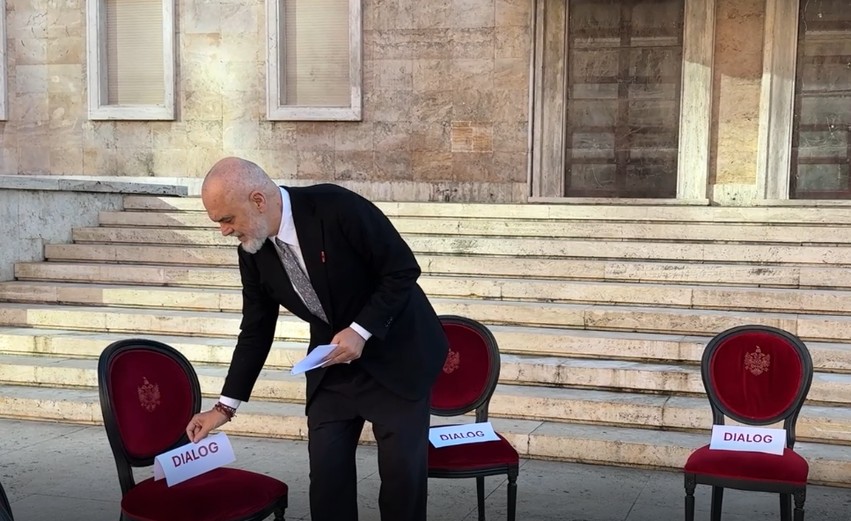 Gjest simbolik para protestës: Rama vendos karriget e dialogut në hyrje të Kryeministrisë
