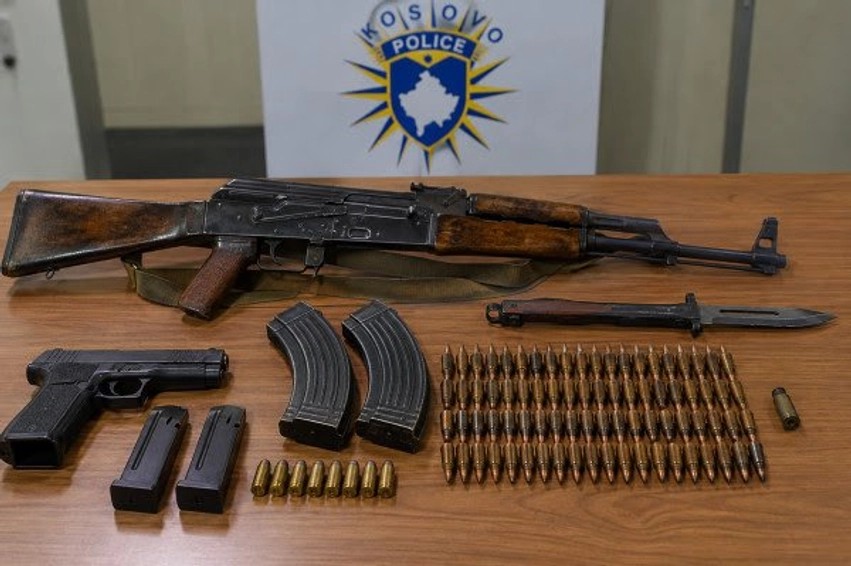 Aksion i Policisë në Viti: Sekuestrohet armatim i bollshëm në një shtëpi, prangoset i dyshuari
