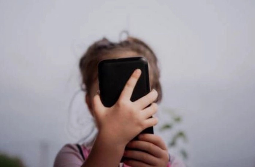Efektet e pajisjeve digjitale te vogëlushët: Si ndikon shikimi i ekraneve në zhvillimin e trurit