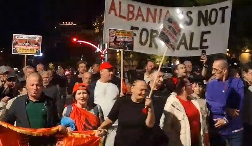 Vala e protestave nuk ndalet: Qytetarët kërkojnë dorëheqjen e kryeministrit dhe arrestimin e tij