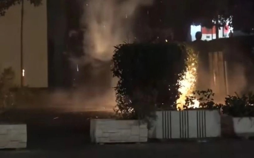 Përshkallëzohet situata para Kryeministrisë: Hedhje molotovësh dhe prani e forcave të rendit në gatishmëri
