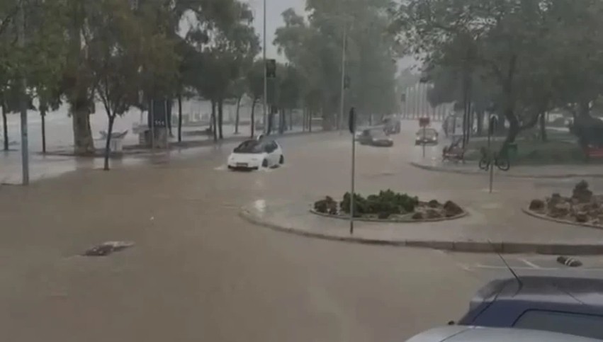 Moti i keq përfshin Vlorën: Rreshjet e dendura bllokojnë rrugët dhe vështirësojnë trafikun