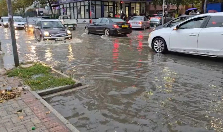 Reshjet e dendura bllokojnë Durrësin: Rrugët nën ujë vështirësojnë lëvizjen e qytetarëve dhe automjeteve