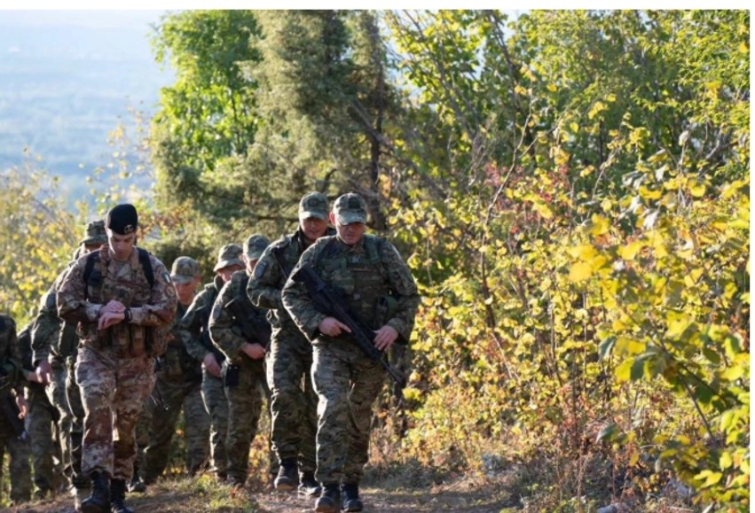 Stërvitje intensive në terrene të vështira: KFOR-i forcon gatishmërinë operacionale të trupave në Kosovë