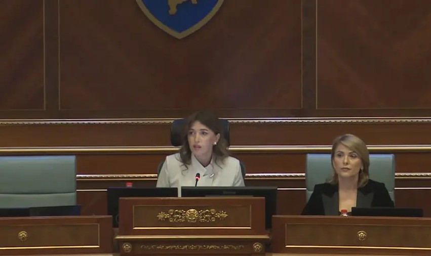 Protesta para Kuvendit, Albulena Haxhiu apelon për qetësi: Dhuna dëmton kauzën e UÇK-së