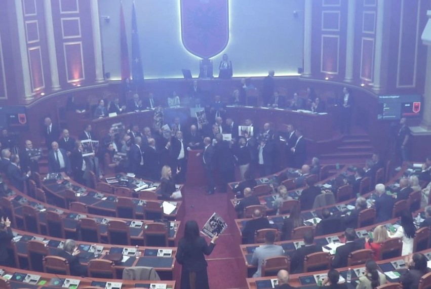 Masë e rëndë disiplinore: Sali Berisha dhe pesë deputetët e PD përjashtohen nga Kuvendi