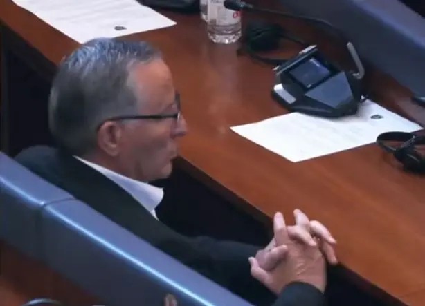Bedri Hamza kthehet në Kuvend pas votimit të diskutueshëm, pritet takimi me Kurtin
