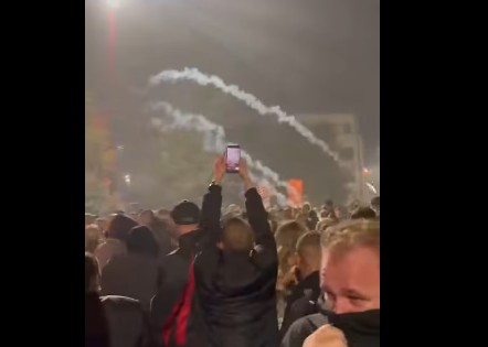 Tensionet në shesh: Protestuesit sfidojnë flakët para Kuvendit dhe kërkojnë miratimin e ligjit