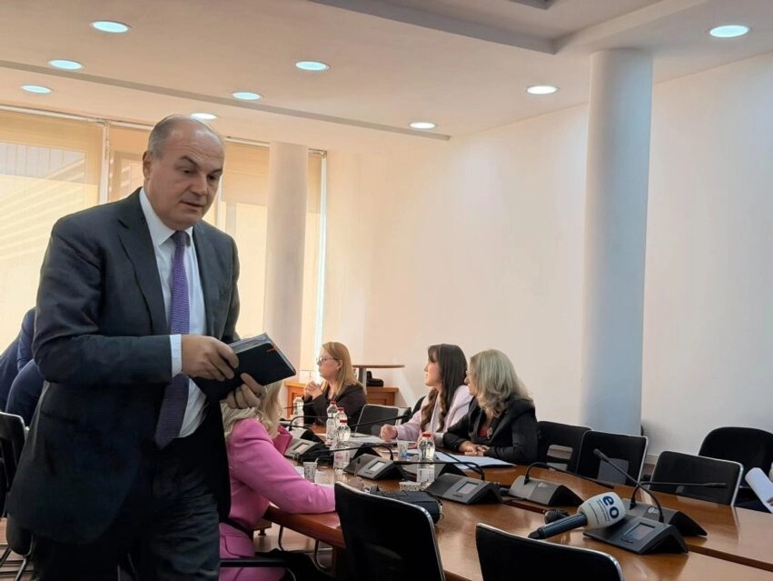 Bojkoti i PDK-së: Enver Hoxhaj braktis mbledhjen e Komisionit të Arsimit dhe kërkon ndryshimin e ligjit për Specialen
