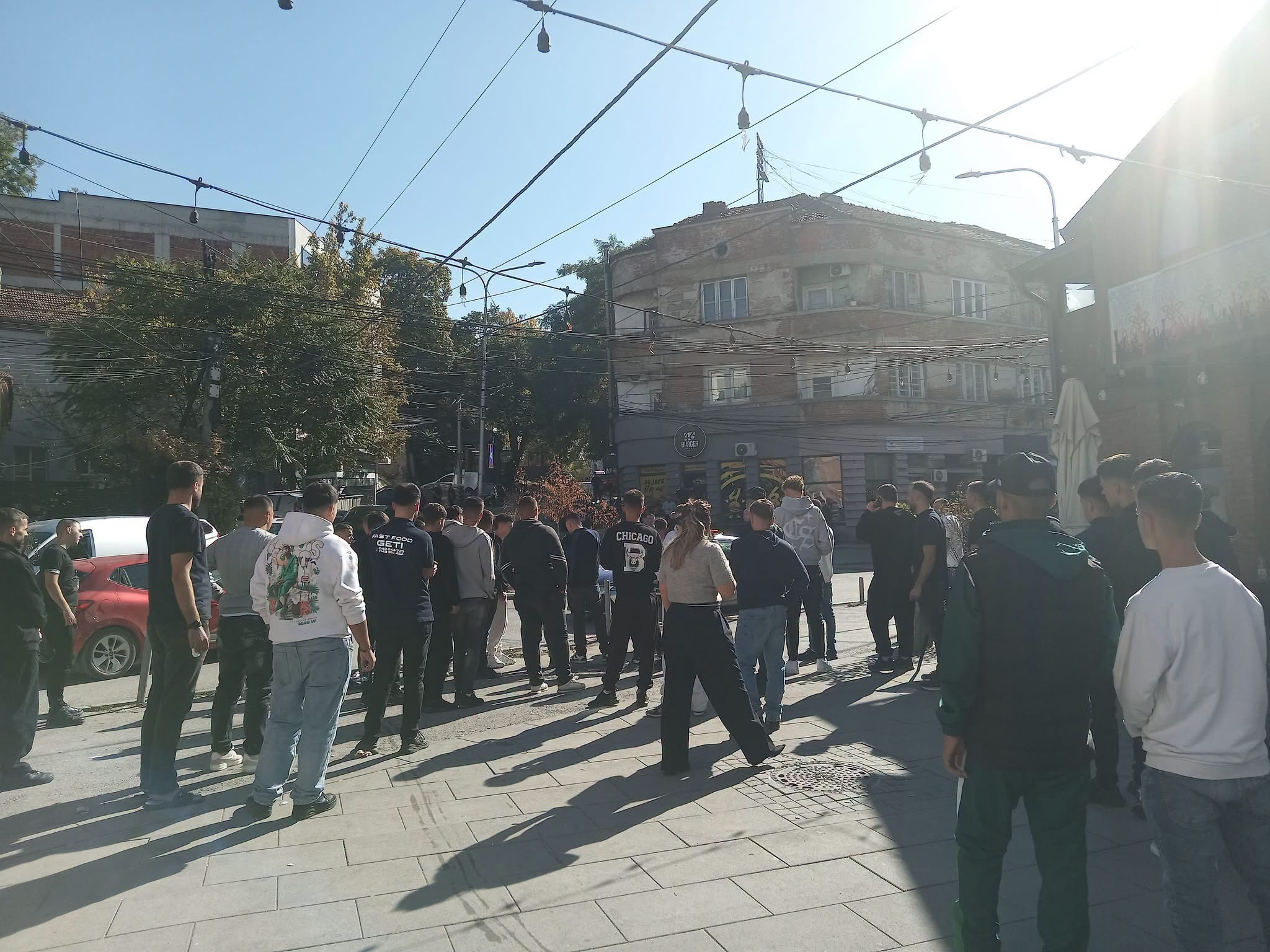 Incident i rëndë në Mitrovicë: Një i ri mbetet i lënduar nga goditja me thikë, arrestohet i dyshuari
