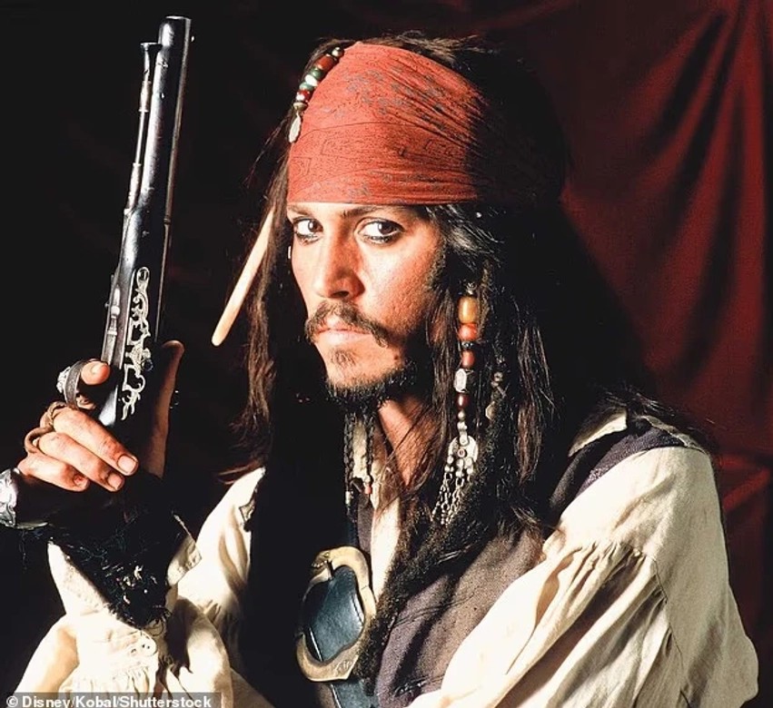 A do ta veshë sërish kostumin e Kapiten Jack Sparrow? Johnny Depp drejt një rikthimi të madh në Hollywood
