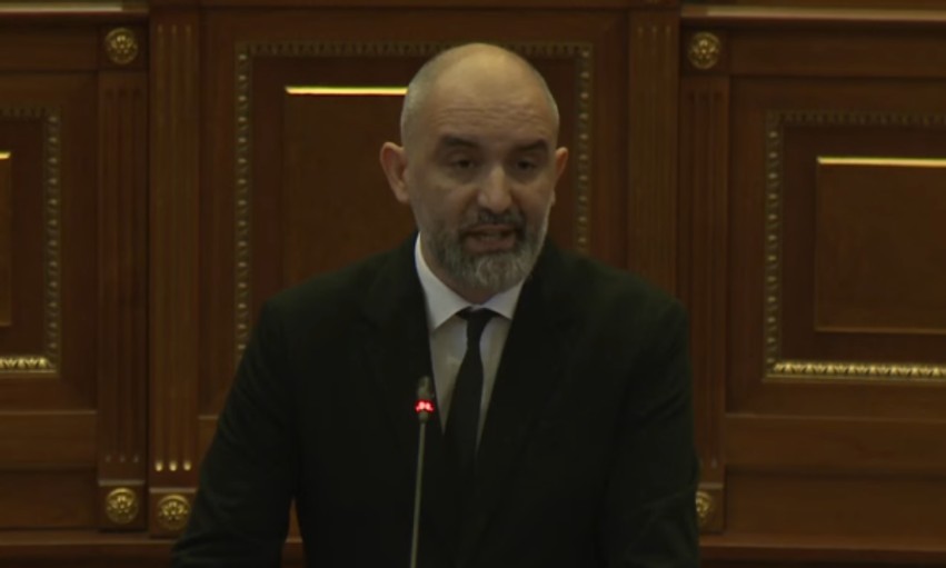 Tragjedia në Pejë, deputeti i Vetëvendosjes kërkon hetime penale dhe shpreh mbështetje për protestën
