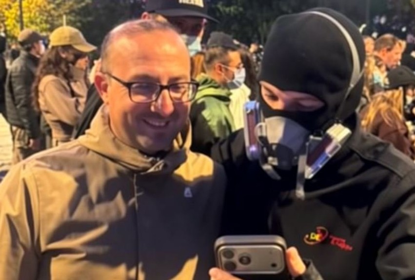 Pritje ndryshe në shesh: Deputeti i PD-ja Saimir Korreshi krah protestuesve në Tiranë