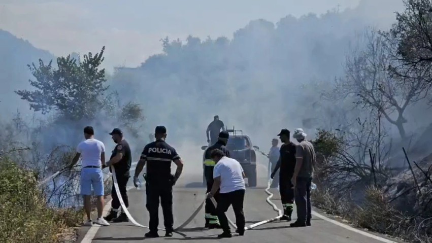 Tragjedi në Mallakastër: 76-vjeçari humbet jetën në përpjekje e sipër për të frenuar flakët në ullishten e tij