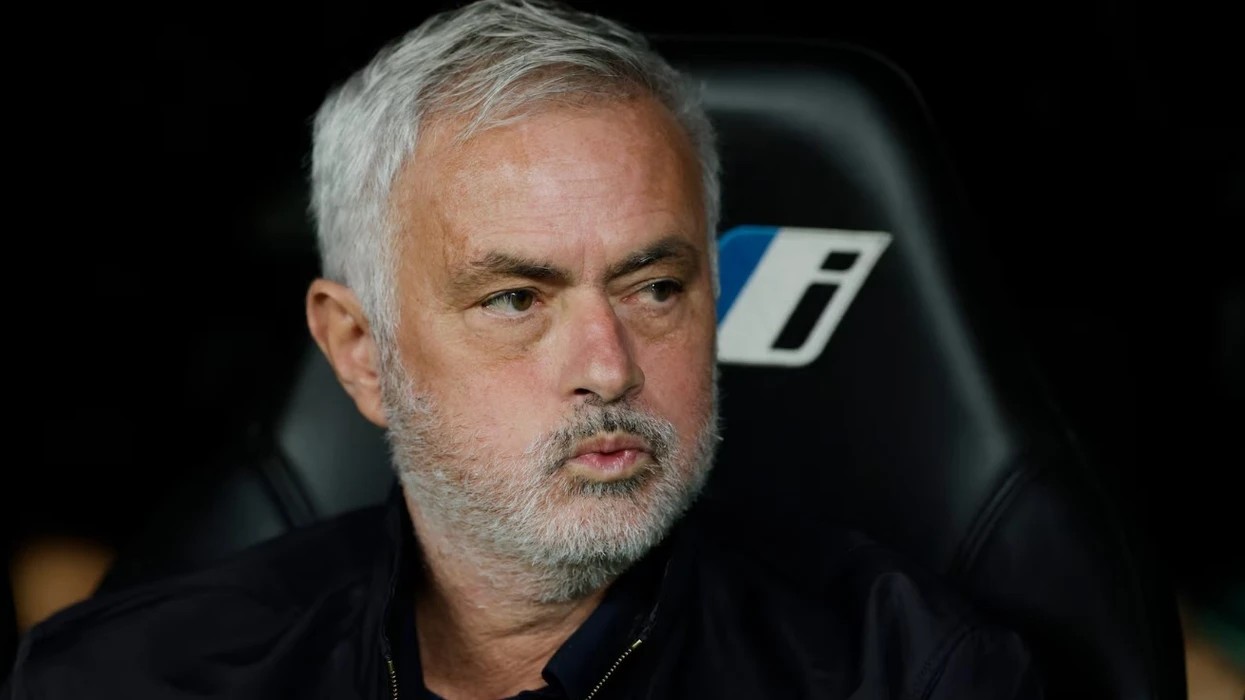 Mourinho thumbon tifozët e Barcelonës: Fitoren ua dedikoj atyre që nuk më lanë të flija në hotel