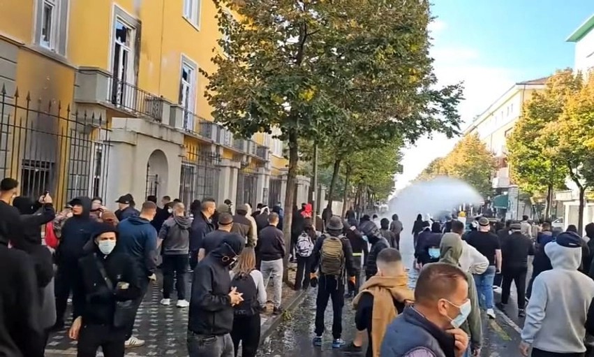 Tensionet para Ministrisë së Arsimit: Përplasje të forta në protestë, policia shoqëron 20 persona