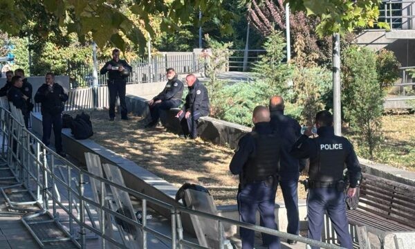 Ndryshimi i Ligjit për Specialen: Veteranët sërish në protestë, Policia shton praninë rreth Qeverisë