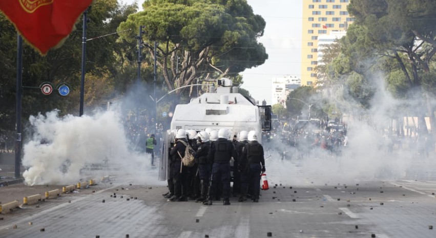 Tensioni kapërcen kufijtë në Tiranë: Përplasje, molotovë dhe sulme ndaj institucioneve