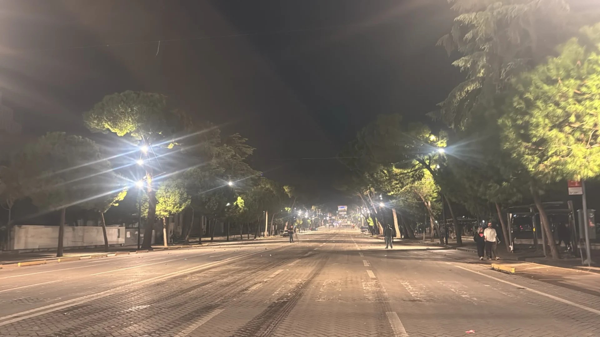 Krijohet qetësia në kryeqytet, forcat e rendit shpërndajnë turmën dhe nisin pastrimin e bulevardit