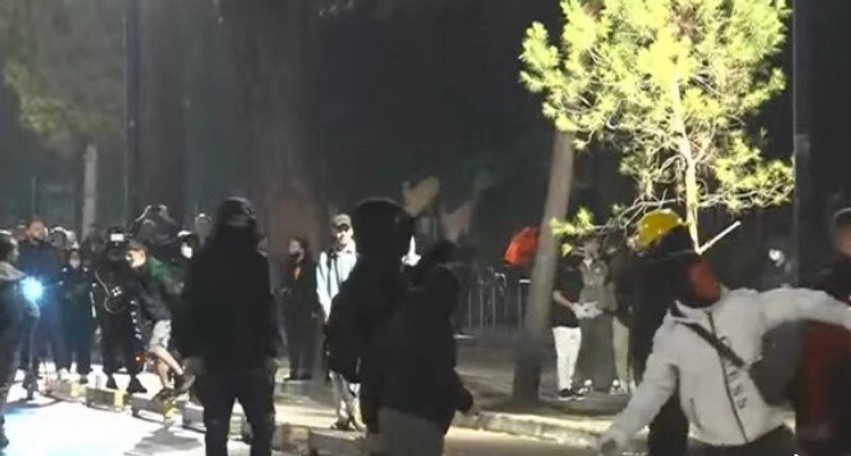Tensionohet situata para Kryeministrisë: Hedhje gurësh dhe molotovësh, reagon policia