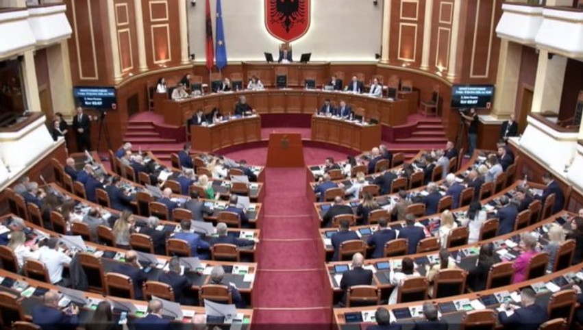 Tensioni në rritje në Tiranë, Kuvendi thërret seancën plenare: Debat i nxehtë me ministra dhe vendime kyçe në horizont