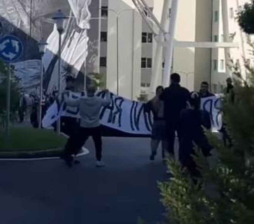 Pritje e tensionuar për kryeministrin në QSUT, protestuesit kërkojnë arrestimin e tij dhe shoqërohen nga policia