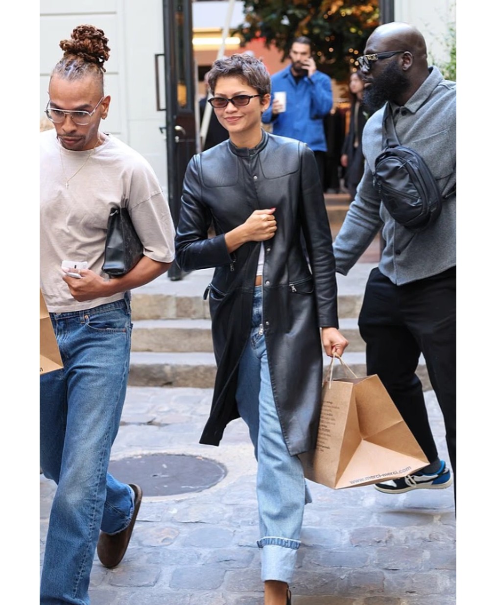 Zendaya shkëlqen në rrugët e Parisit me kombinim luksoz, pas bujës dhe kritikave në Javën e Modës