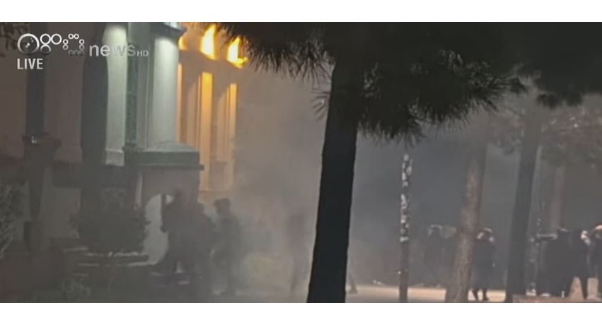 Tensionohet situata para Ministrisë së Brendshme, protestuesit sulmojnë hyrjen dhe policia përgjigjet me gaz lotsjellës
