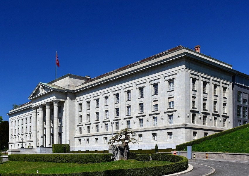 Fundi i një epoke pas gati tri dekadash: Gjykata zvicerane dëbon çiftin nga Kosova