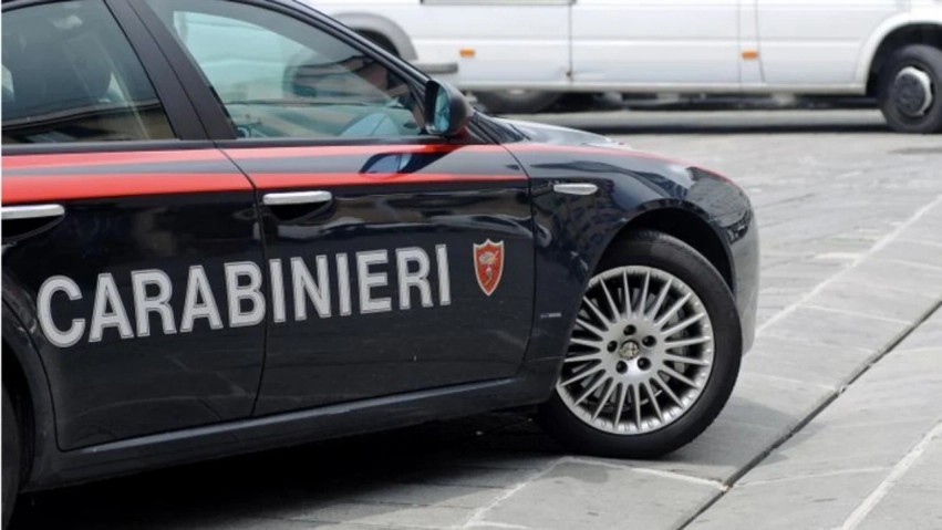 Tmerri në Itali: Shqiptari përndjek ish-partneren, ajo strehohet në tualet dhe shpëtohet nga policia