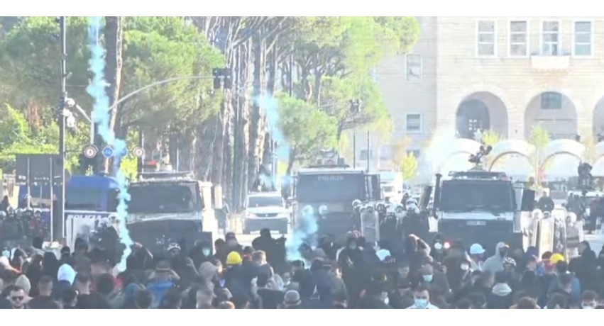 Bilanci i protestave në Spitalin e Traumës: 14 të shtruar, mes tyre efektivë dhe gazetarë