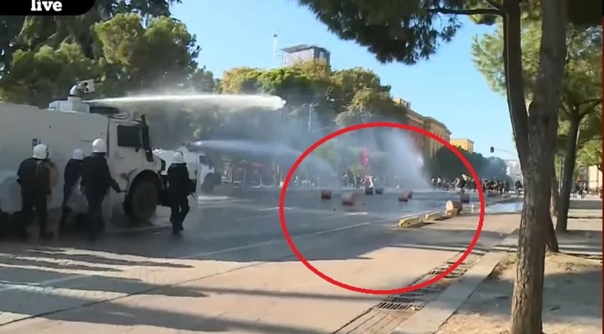 Tensionet arrijnë kulmin në Bulevard: Protestuesit përdorin blloqe betoni kundër policisë, ndërhyn forcat e rendit