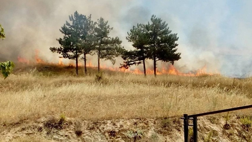 Situatë alarmante në Likovë: Zjarret vazhdojnë të përhapen në terrenin e vështirë malor