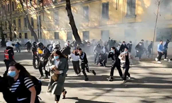 Seanca për 59 të arrestuarit e protestave në Tiranë, prindërit dynden para gjykatës në kërkim të informacioneve